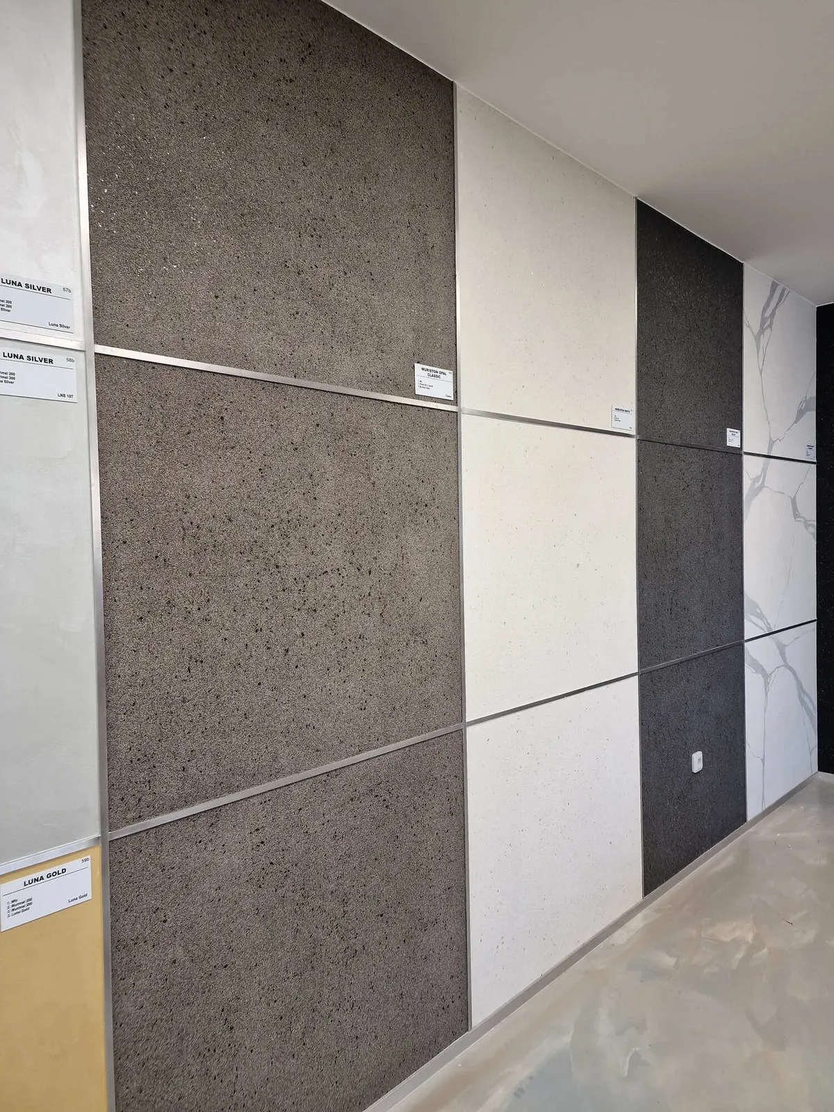 Stěna se vzorky designových stěrek v betonovém a mramorovém odstínu