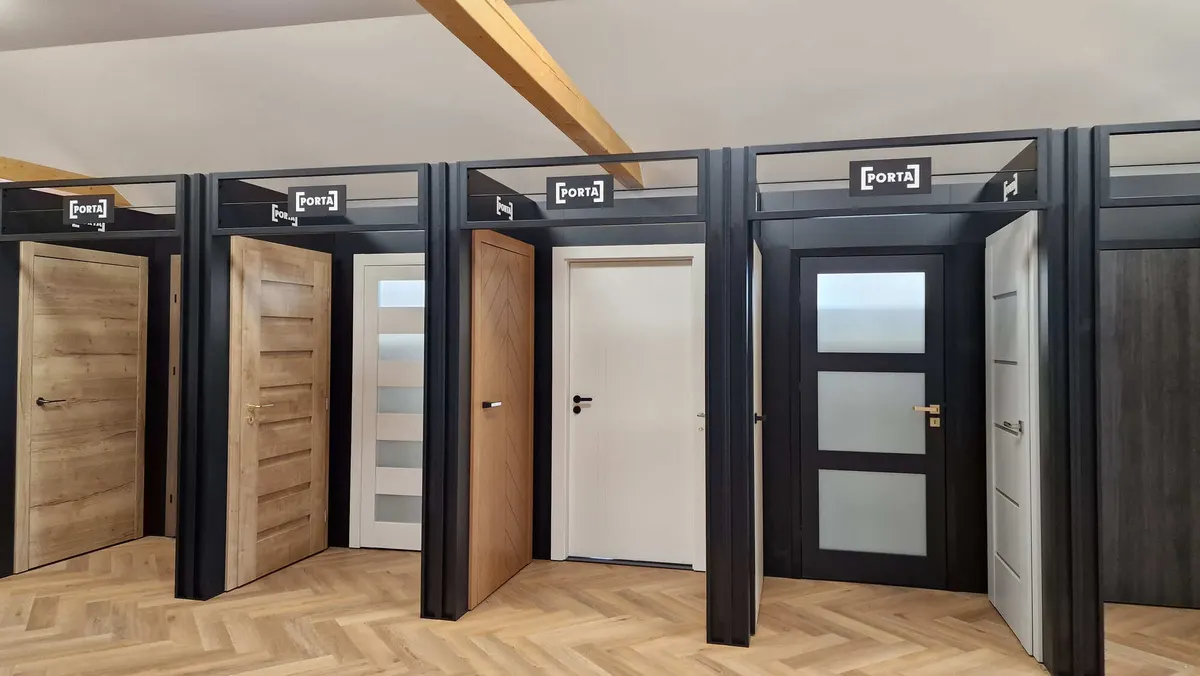 Řada vzorových dveří PORTA v bílém, dřevěném a prosklením provedení