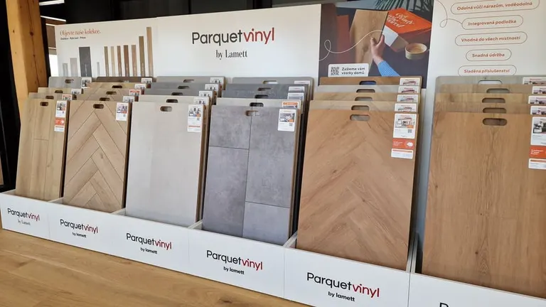 Vzorky vinylových podlah Parquetvinyl by lamett ve showroomu DUHET