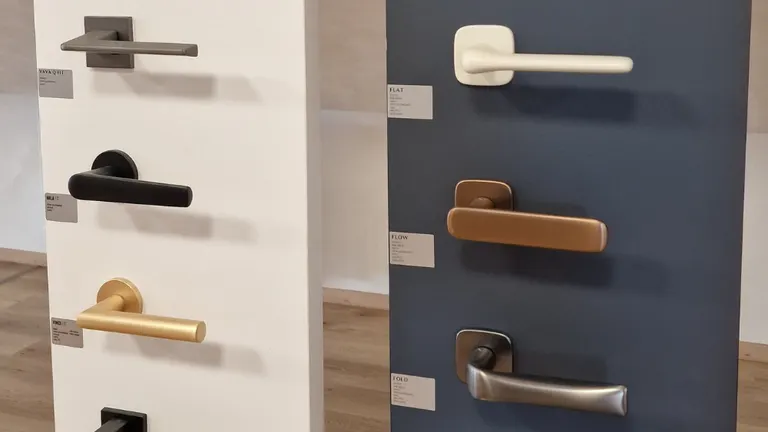 Vzorník designových klik a kování v černé, zlaté a bílé barvě