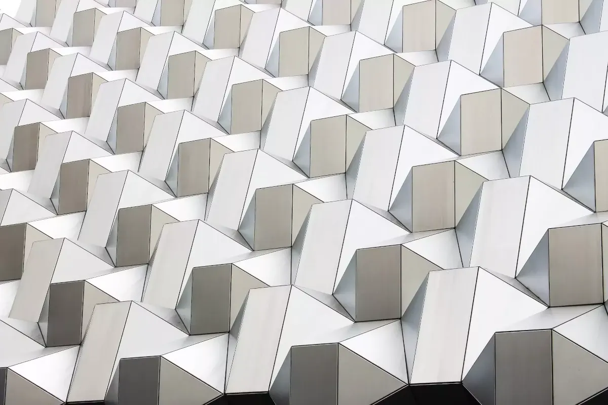 Bílá abstraktní geometrická plastika z Drážďan