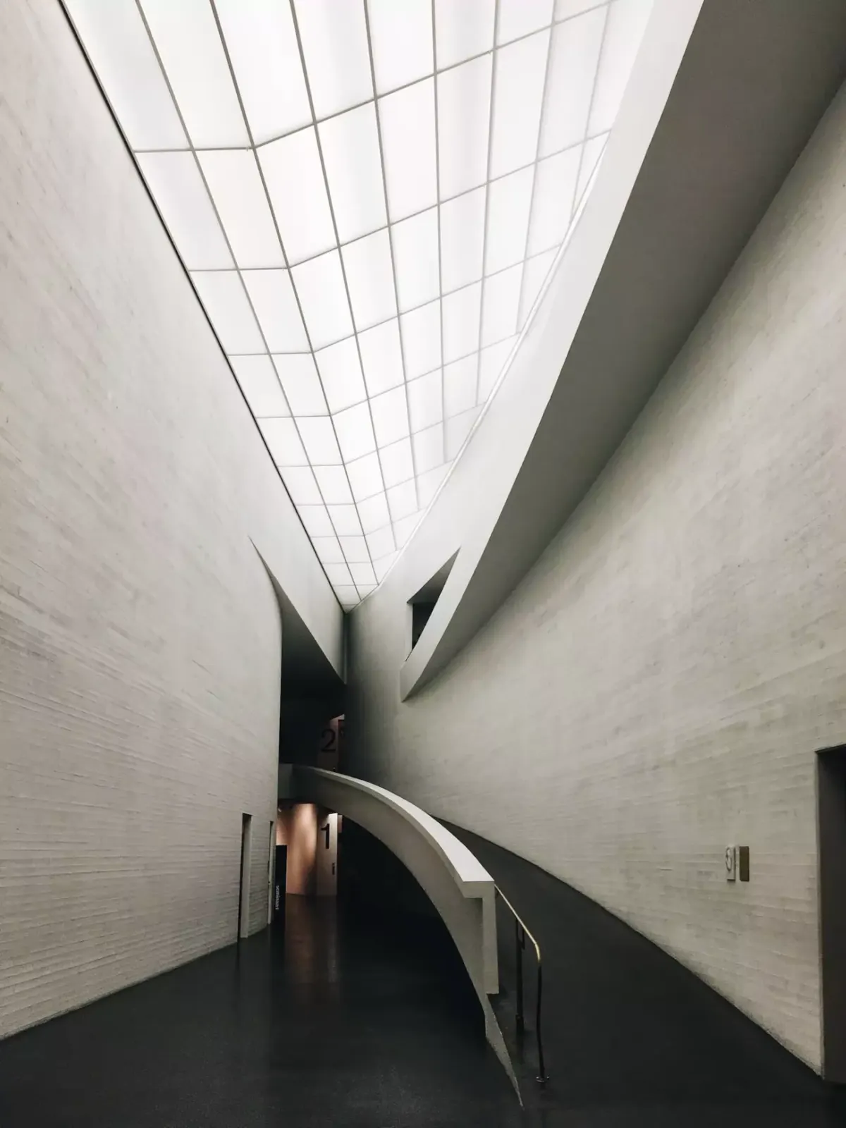 Rampa podél zaoblené stěny v muzeu Kiasma v Helsinkách